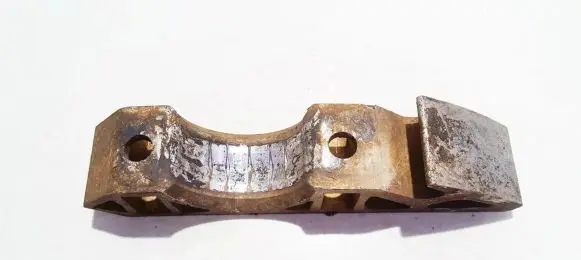 Volkswagen Touareg I Engine mounting bracket 7l0411063b