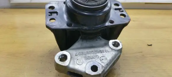 Peugeot 5008 Engine mount bracket 96820267807