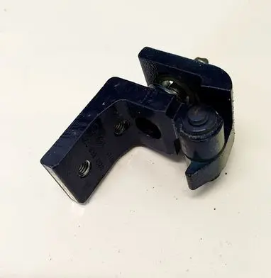 Skoda Octavia Mk2 (1Z) Rear door lower hinge 1Z0833412B