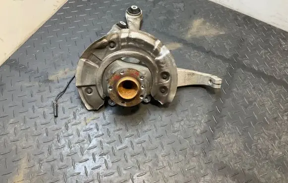 BMW 6 F06 Gran coupe Front wheel hub spindle knuckle 6775769 100218537 14018510