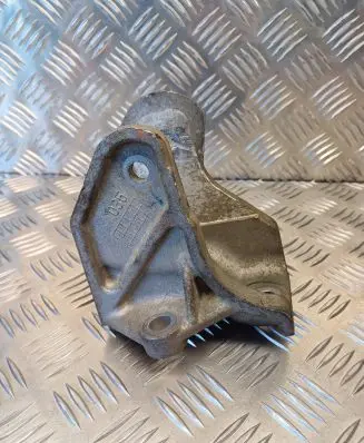 Mitsubishi Lancer VIII Gearbox mounting bracket 701330