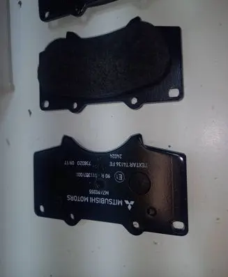 Mitsubishi Pajero Brake pads (front) MZ690355