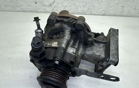 Ford Mondeo Mk III Power steering pump XS713A674BF