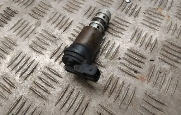 BMW 1 E81 E87 Camshaft vanos timing valve 13150137