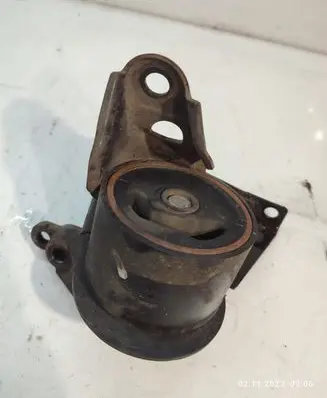 Nissan X-Trail T30 Engine mount bracket