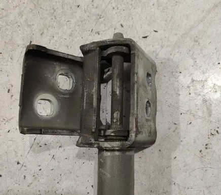Renault Clio III Front door lower hinge ES71