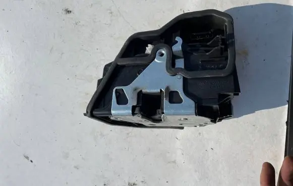 BMW 6 F12 F13 Front door lock 7202145