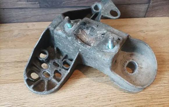 Volkswagen PASSAT B5 Engine mounting bracket 4B01993518