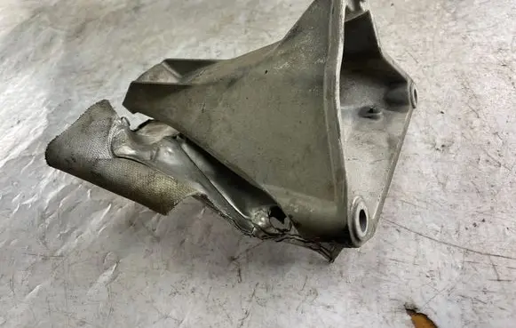 Volkswagen PASSAT B5 Engine mounting bracket 8d0199308m