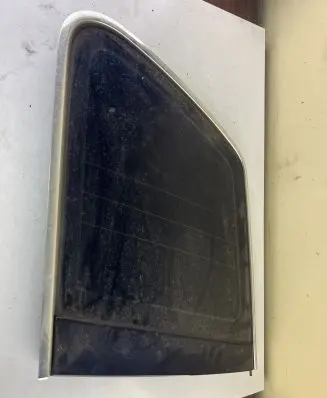Volkswagen Touareg I Rear side window 7L6845298