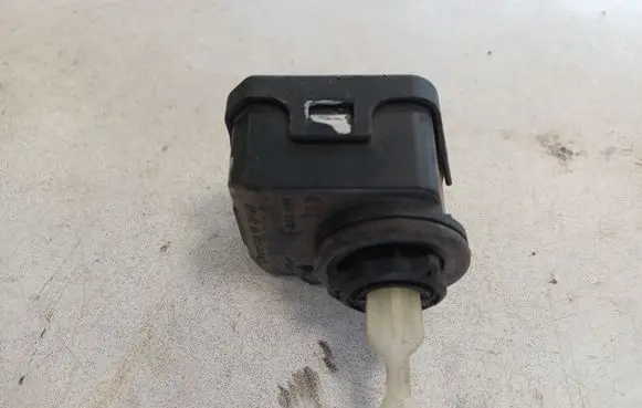 Volkswagen Golf IV Headlight level adjustment motor 1J0941295C