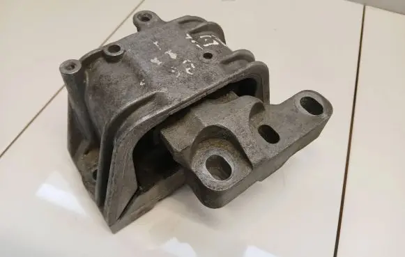 Volkswagen PASSAT B6 Engine mount bracket 1K0199262m