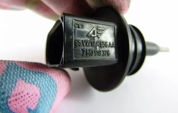 Volkswagen PASSAT B5.5 Windshield washer fluid level sensor 7M0919376