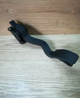 Accelerator throttle pedal