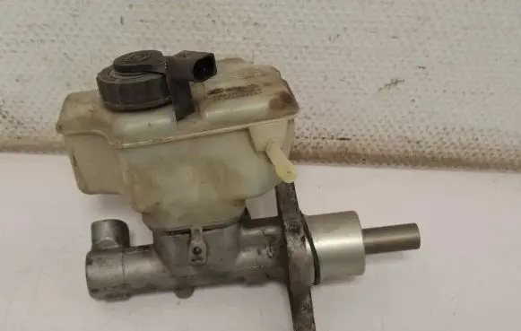 Volkswagen Golf V Master brake cylinder 1K1611301C