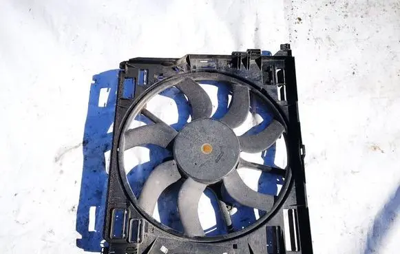 BMW 5 GT F07 Radiator cooling fan shroud 17899010