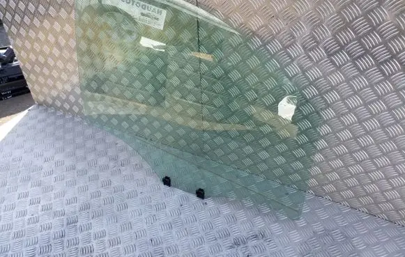 Opel Vivaro Front door window glass four-door