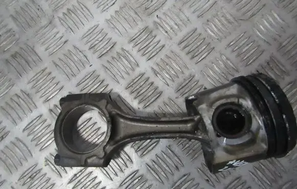 Toyota Avensis T250 Piston with connecting rod