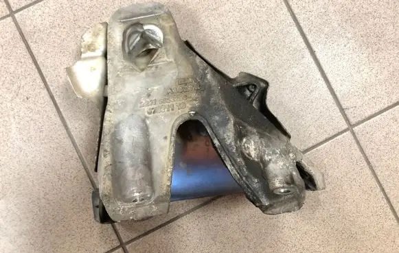 Engine mounting bracket