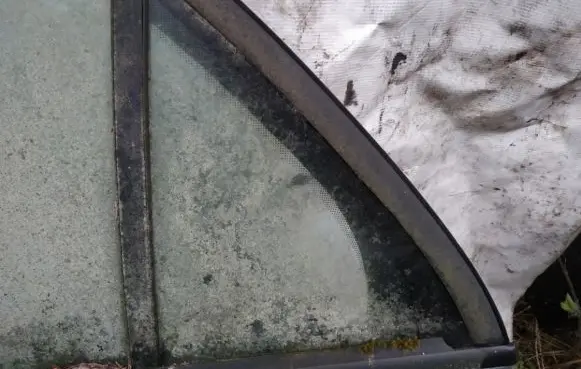 Rear vent window glass