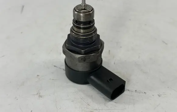 BMW 3 E90 E91 Fuel pressure regulator 7805733 13537805733 0281002481