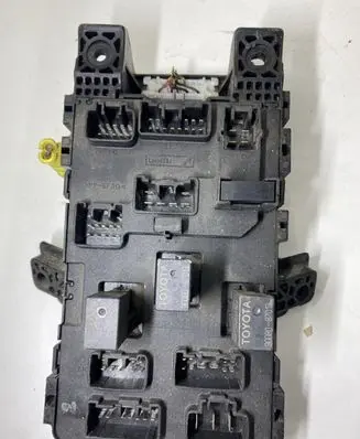 Toyota Avensis T220 Fuse module 8273005020 0847421115000