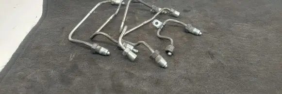 Toyota Avensis Verso Fuel injector supply line/pipe 