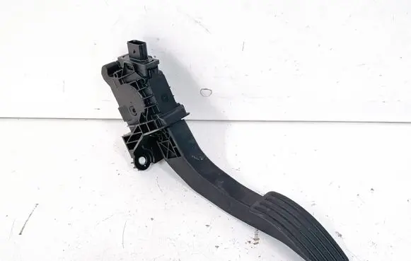 Accelerator throttle pedal