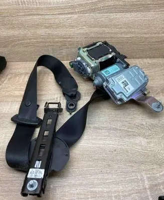 Mercedes-Benz E W212 Front seatbelt 615585000 610035800D