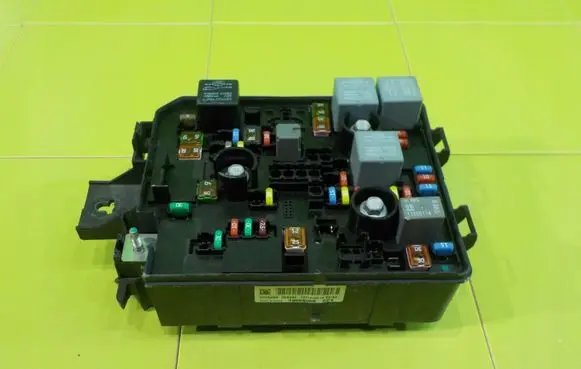 Opel Corsa E Fuse box set 39068005 BEZPIECZNIKOW