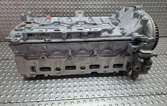 Renault Espace IV Engine head S27624560 8200295888