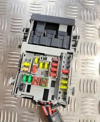 Opel Astra H Fuse module 13222786