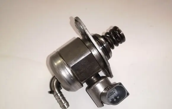 Volkswagen Golf VII Fuel injection high pressure pump 04E127025 04E127025D 0261520573