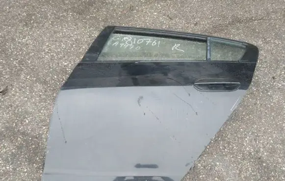 Honda Insight Rear door juodos