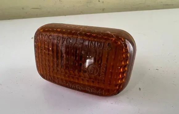 Front fender indicator light