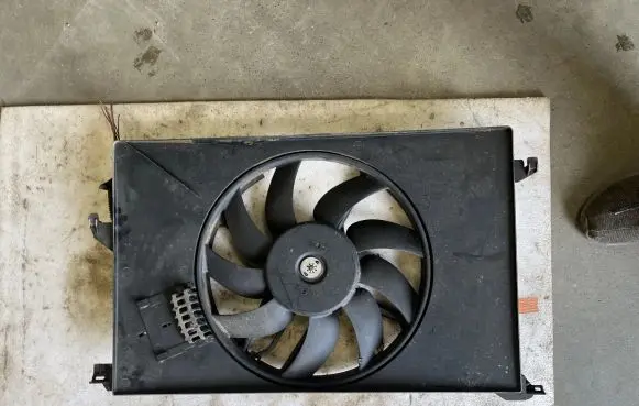 Ford C-MAX I Radiator cooling fan shroud 8240513 940002904