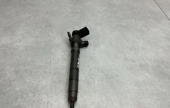 Skoda Octavia Mk3 (5E) Fuel injector 04L130277D