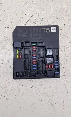 Nissan Juke I F15 Fuse module 284B71KK0A