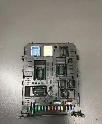 Peugeot 3008 I Fuse module 281197595