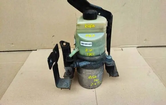 Ford Kuga I Power steering pump 4M513K514CC