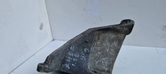 Audi A4 S4 B5 8D Engine mounting bracket 8d0199307