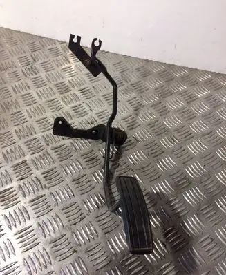Accelerator throttle pedal