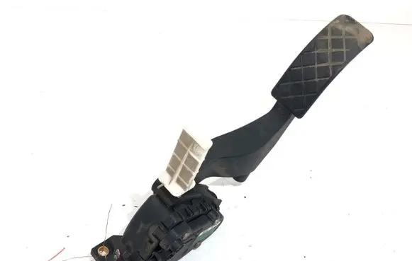 Accelerator throttle pedal