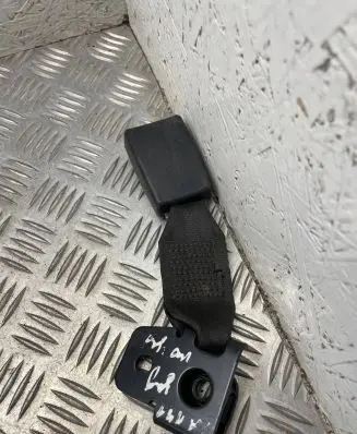 Toyota Avensis T220 Rear seatbelt buckle