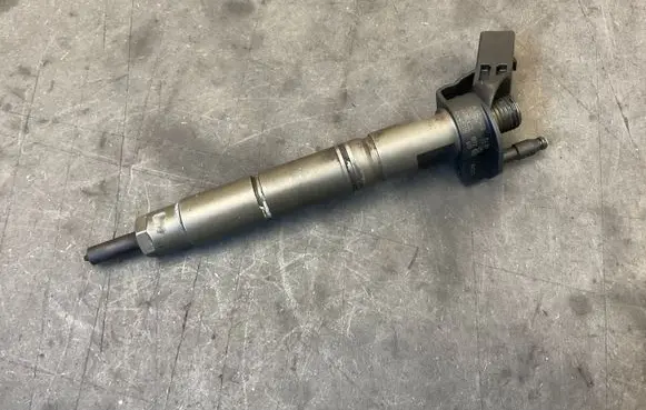 Mercedes-Benz E W211 Fuel injector 0445115017 A6420700487