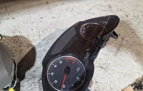 Speedometer (instrument cluster)