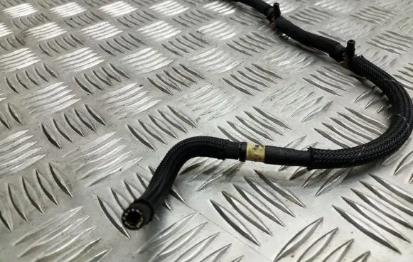 Volkswagen PASSAT B7 Fuel return line/hose 