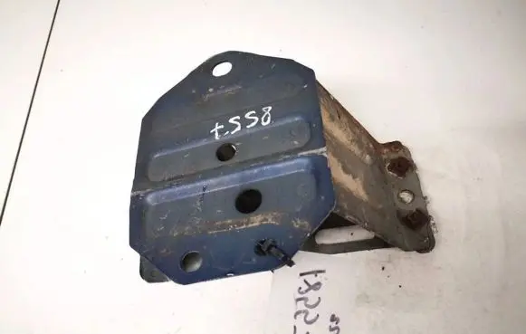 Front bumper mounting bracket