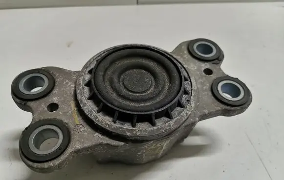 Volvo S60 Engine mount bracket 31262710