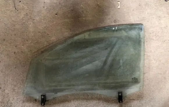 KIA Sorento Front door window glass four-door